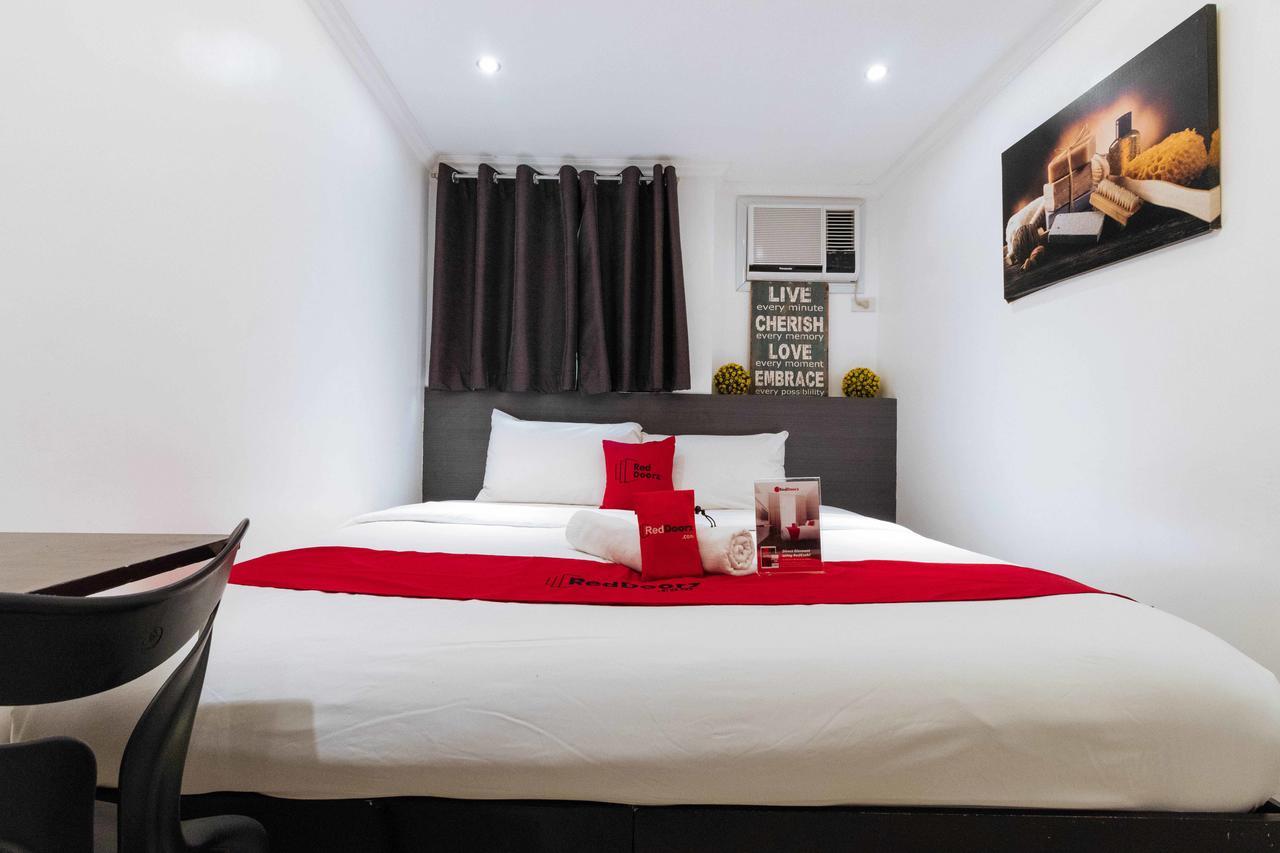 Reddoorz Plus @ Poblacion Makati Макати Экстерьер фото