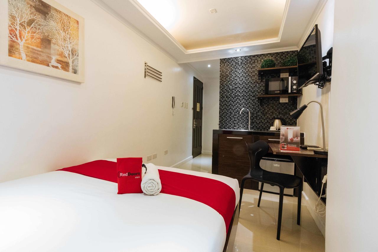 Reddoorz Plus @ Poblacion Makati Макати Экстерьер фото