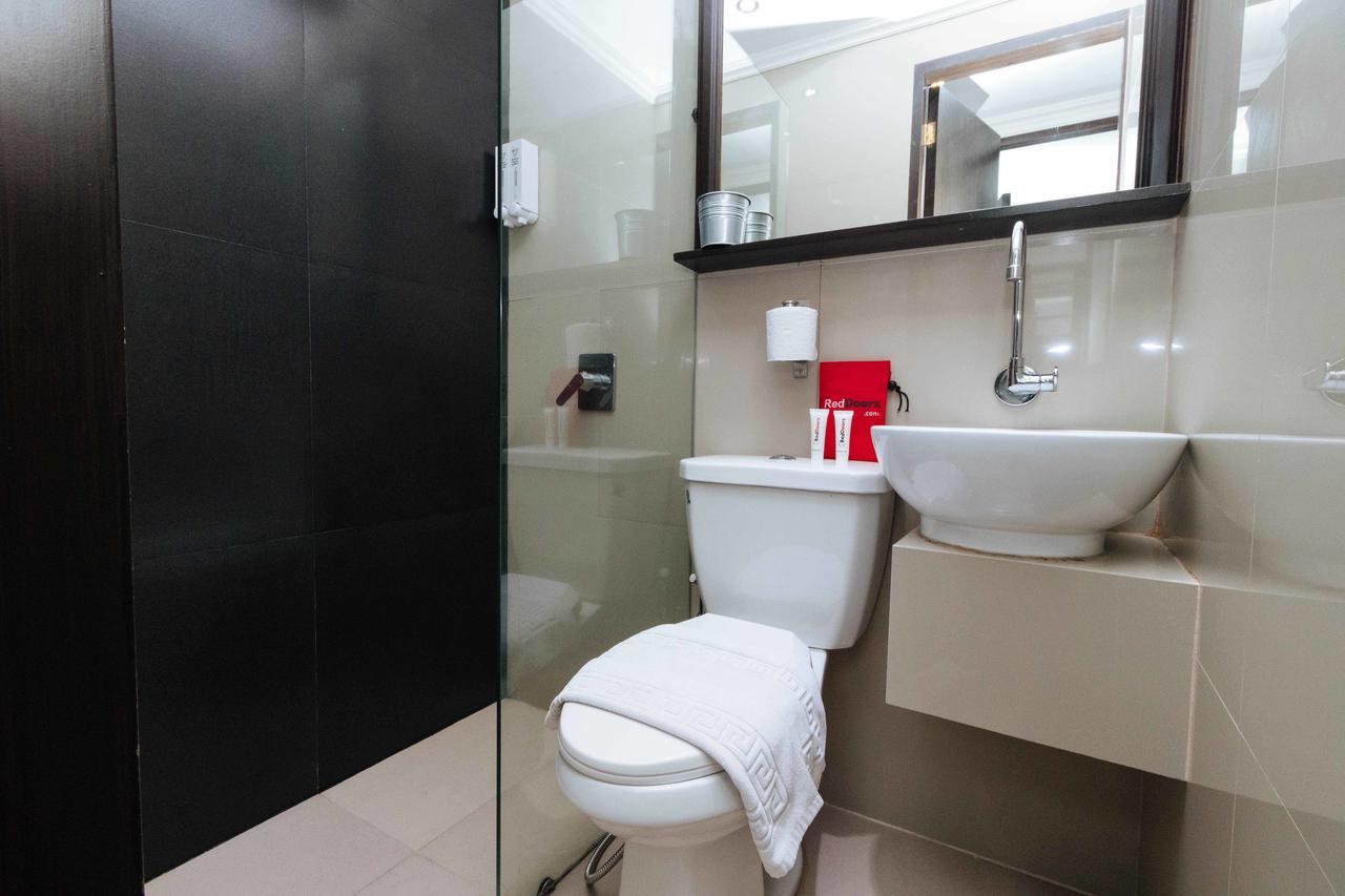 Reddoorz Plus @ Poblacion Makati Макати Экстерьер фото