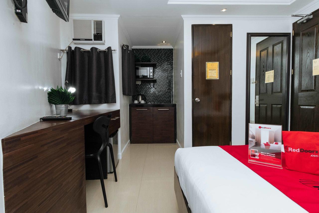 Reddoorz Plus @ Poblacion Makati Макати Экстерьер фото
