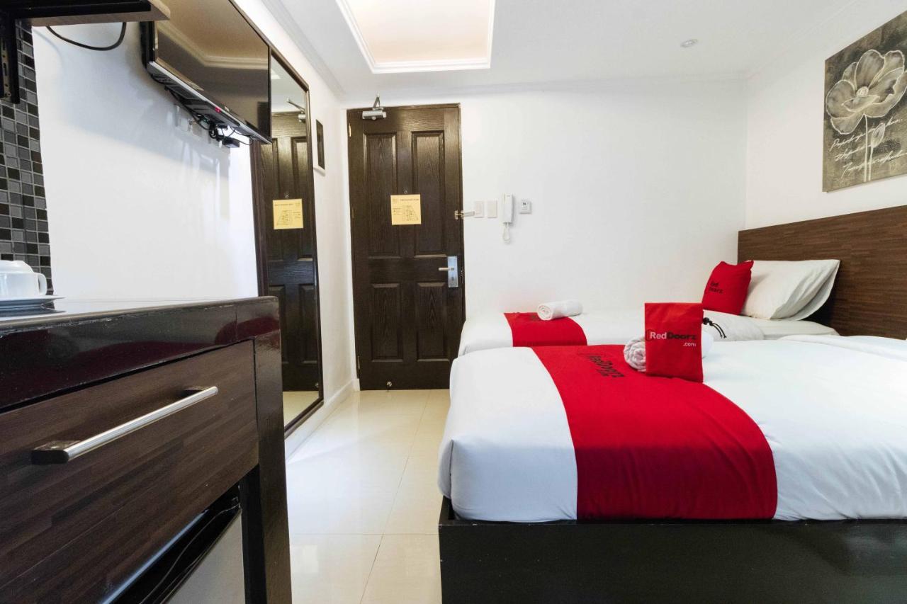 Reddoorz Plus @ Poblacion Makati Макати Экстерьер фото