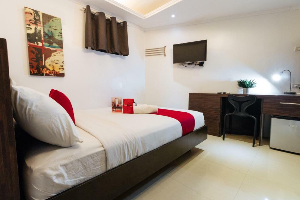 Reddoorz Plus @ Poblacion Makati Макати Экстерьер фото