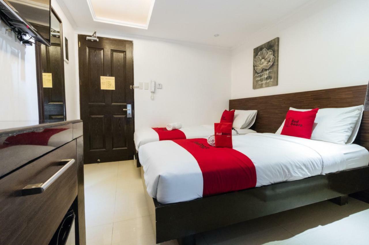 Reddoorz Plus @ Poblacion Makati Макати Экстерьер фото