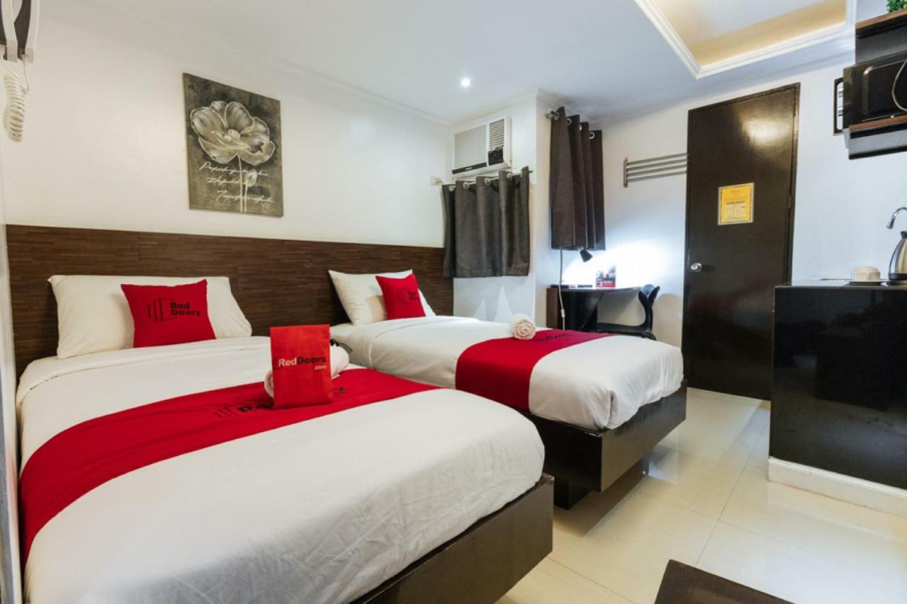 Reddoorz Plus @ Poblacion Makati Макати Экстерьер фото